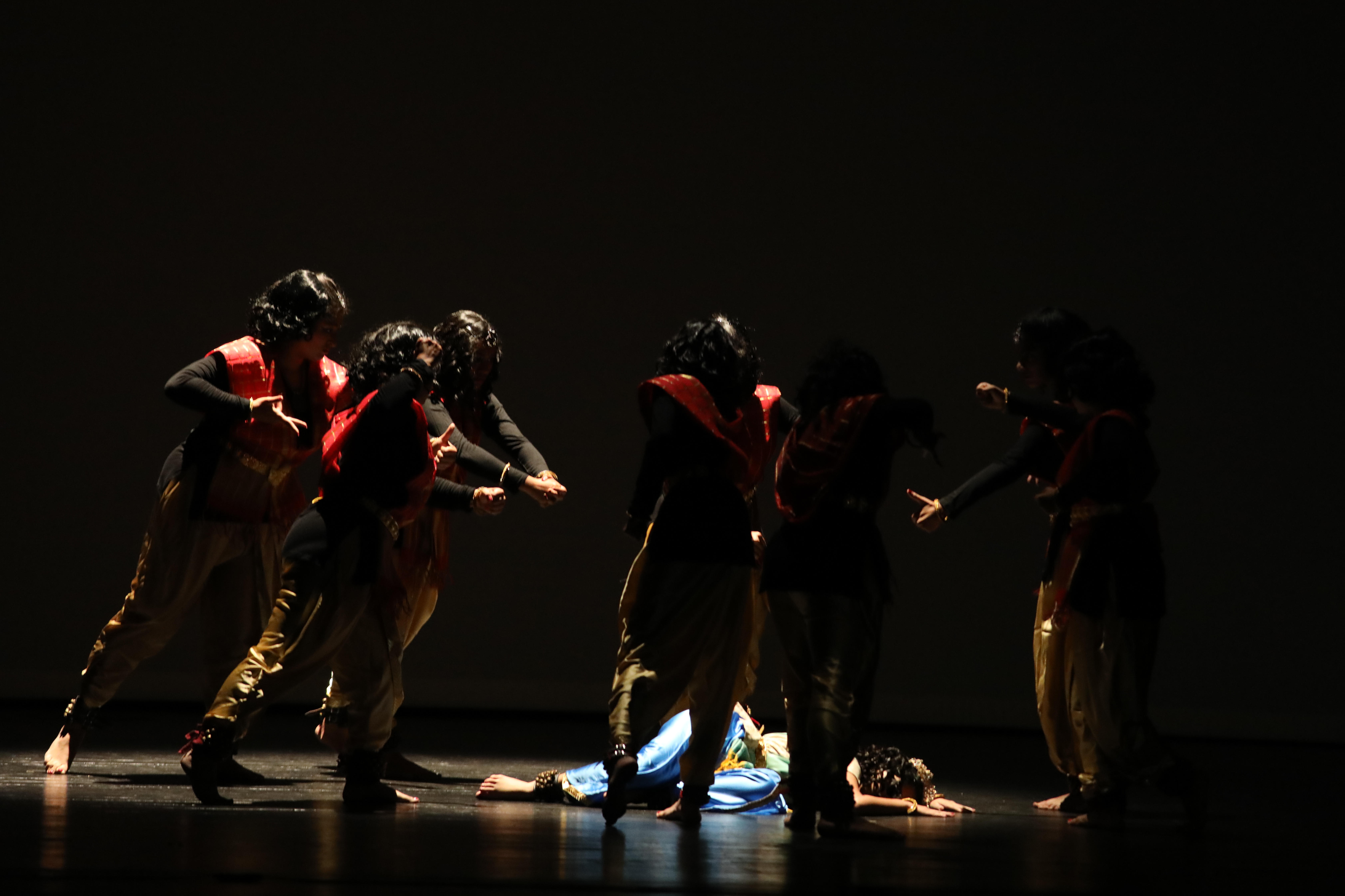 Aarushi Lakhi as Abhimanyu fallen with warriors surrounding her